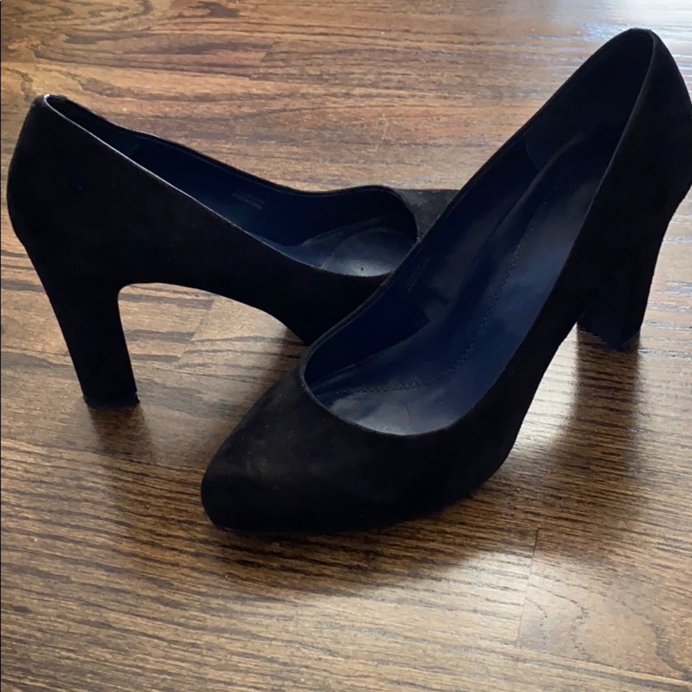 TAHARI black suede heels